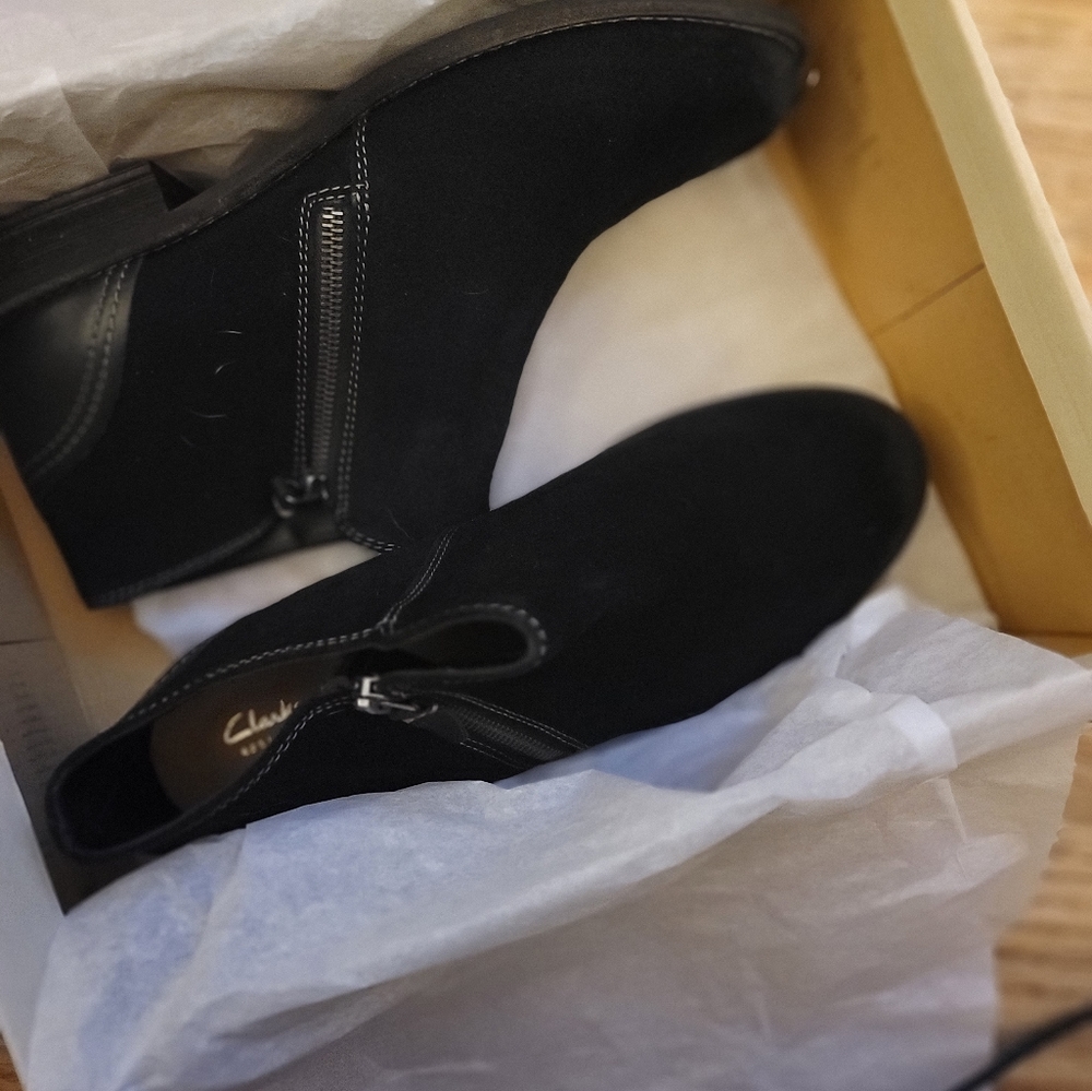 Womens Clarks black leather/suede boots